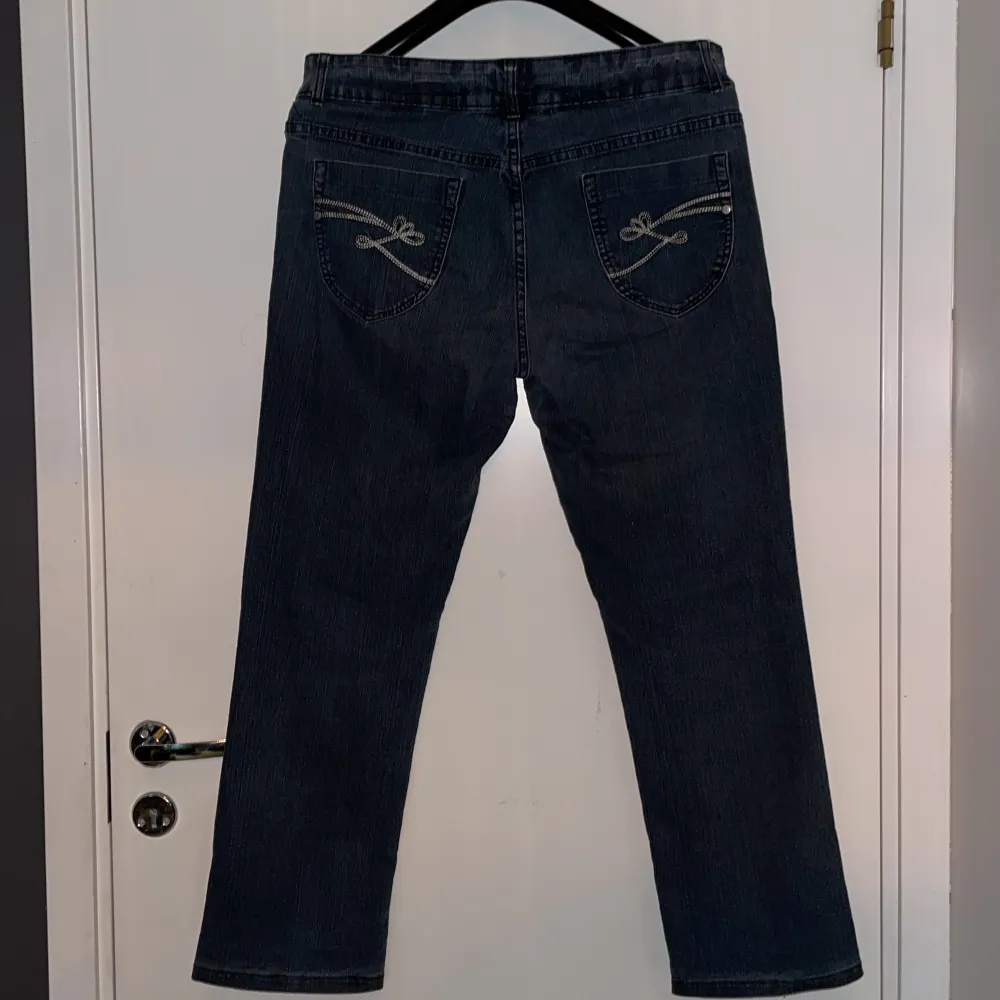 Säljer ett par klassiska blå jeans från Papaya i storlek 42. De har en straight passform med fem fickor och knappgylf. Perfekta för en avslappnad stil.. Farkut & Housut.