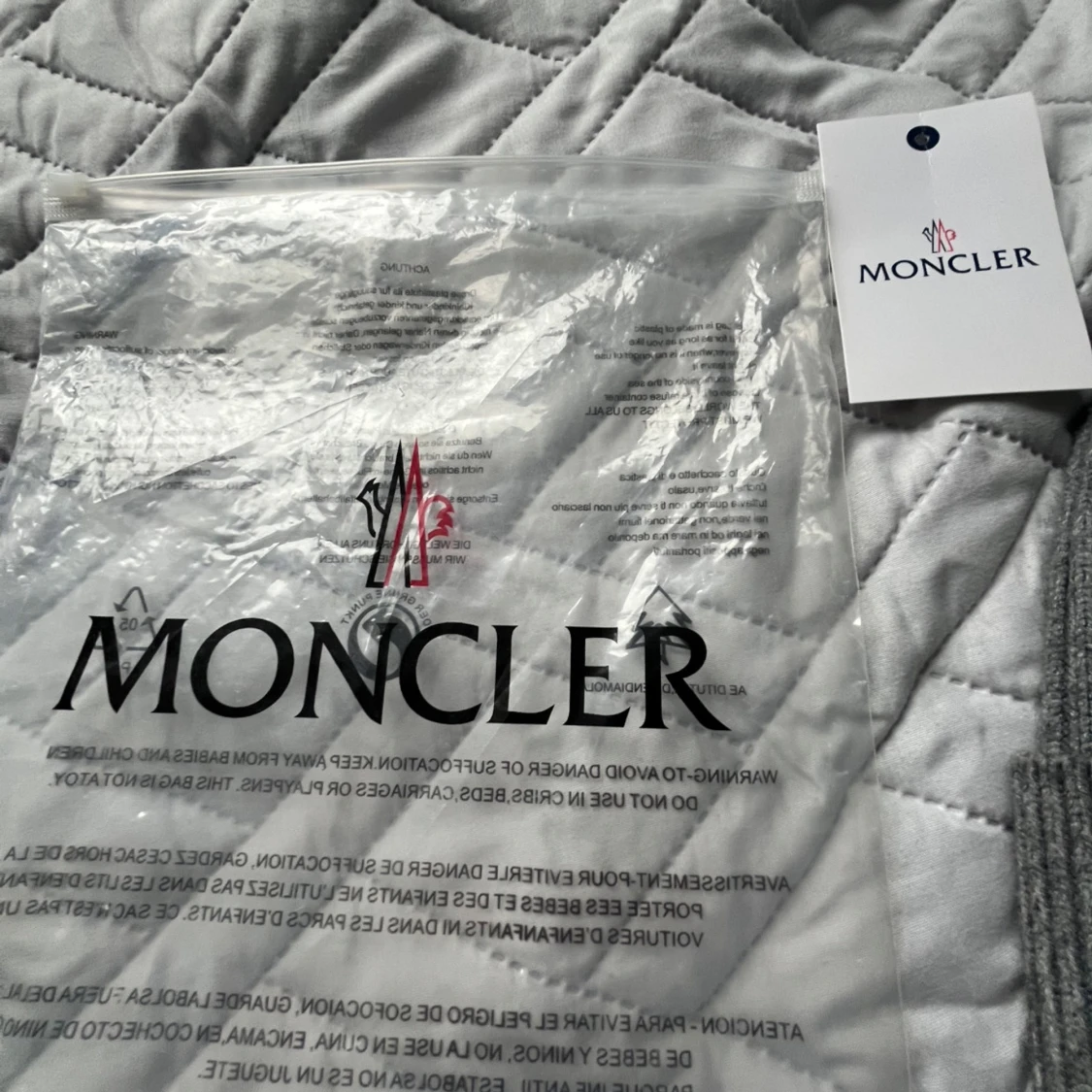 Grå ribbad mössa från Moncler - 92