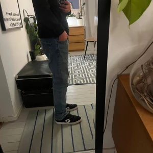 Nudie Jeans Grim Tim - Säljer ett par snygga blå jeans från Nudie Jeans i modellen Grim Tim. De har en klassisk femficksdesign och är tillverkade i stretchig bomull för extra komfort. Perfekta för en avslappnad stil. De är i väldigt bra skick! Jag på bilden är 176cm