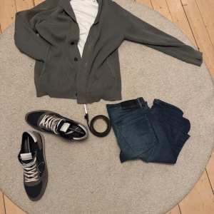 J.lindeberg cardigan - Grå cardigan från J.lindeberg. En knapp saknas men reservknappen sitter på insidan av cardiganen. Små fläckar som visas på bilden, inget som syns men går nog bort med blekningsmedel om det är ett bekymmer. Nypris 2699kr. Pris kan diskuteras.