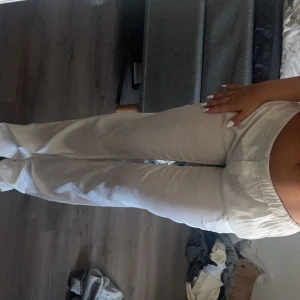 Vita satin byxor - Fint skick kommer inte till användning löngre 