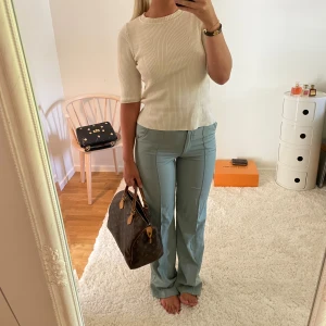 Gröna kostymbyxor  - Gröna kostymbyxor från madlady, helt nya och oanvända!!❣️❣️ super fina 