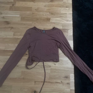 Toppar från Shein öppen rygg  - 1 st svart  1 st brun  Priset är för båda 