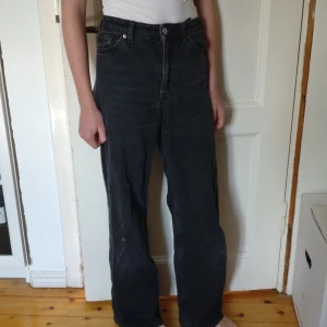Svarta wide jeans från Monki - Svarta wide jeans från Monki! Lite nötta i grenen men inget hål. Har även en fläck på högra knät men den går bort i tvätten. Har varit mina favvo jeans väldigt länge då de är så himla sköna men har tyvärr växt ur de.