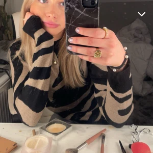 Zebra mönsyer - Stickad 34/36 