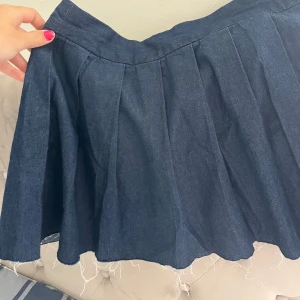 Plisserad jeanskjol - Från Zara storlek M