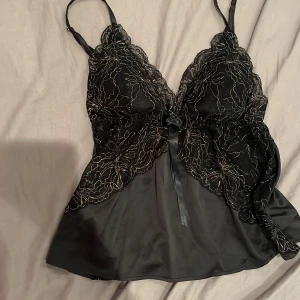 Topp - Säljer denna jättefina spetstopp som är i storlek s. Så fin! Helt oanvänd 