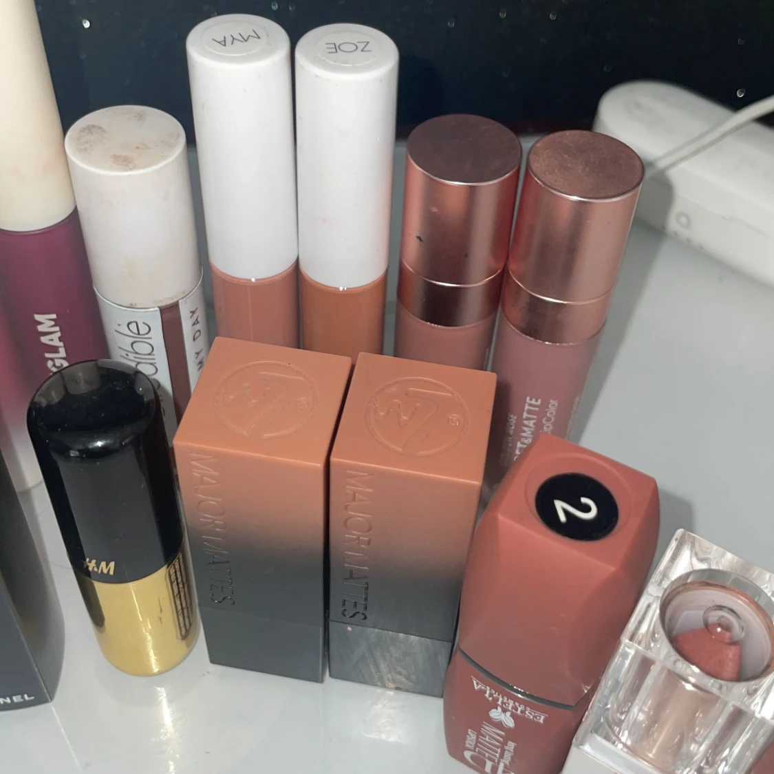 Samling av olika läppstift och läppglans - 92