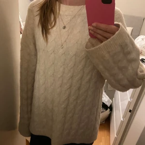 Super söt vit stickad tröja - Säljer denna jätte mysiga tröja i super bra skick, knappt använd❤️ Skriv vid frågor🌸