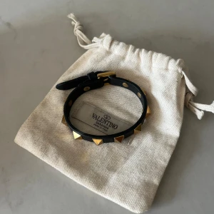 Valentino armband - Svart armband med guldiga nitar från Valentino Garavani! Nypris runt 3000 kr 💗💗💗