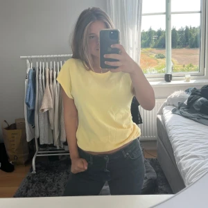 Tröja - T shirt ifrån zara med prislapp kvar. Den är i jätte fin gul💛 och jätte bra skick. Storlek M men passar förmodligen s också. Pris kan diskuteras 🥰