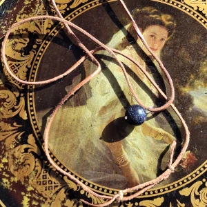 Stjärnsten - Halsband köpt på Brasiliens kust. Justerbart läderband med glittrande stjärnsten. 