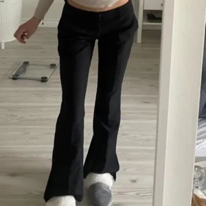 Kostymbyxor - Trendiga kostymbxyor från bikbok med slits