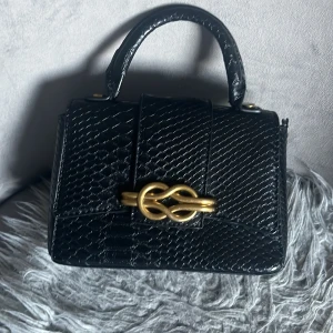 Väska  - En super snygg & lyxig väska i svart som är köpt i en zara butik i Frankrike.  Använd fåtalgånger och har därför inga defekter