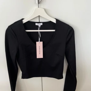 Helt ny tröja från bubbleroom - Jättefin långärmad topp från bubbleroom som tyvärr aldrig kommit till användning, lite mer ”kostym” liknande stil.