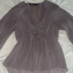 Genomskinligt blus från Zara, har använts två gånger, i nytt skick, ribbat, passar mig som är ca 160, köpt för 329, säljs inte längre - Storlek XS, mörk kalltonat beige