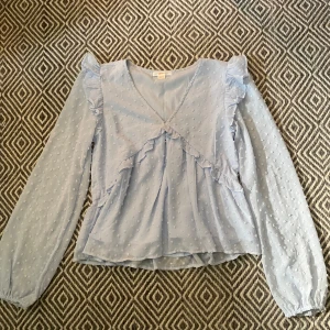 Blus  - Säljer denna ljusblåa blus från Gina Young. Den är i jättebra skick och har bara använts 2 gånger.❣️