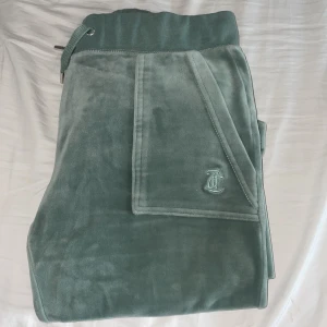 Det är ett par mellan gröna juicy couture byxor med fickor, de är i storlek XS och passar mig som är ca 160 och har bara används ca 10 gånger, de är köpta från juicys hemsida för 1200kr  - Storlek XS, Materialet är bl.a cashmere, sitter bootcut