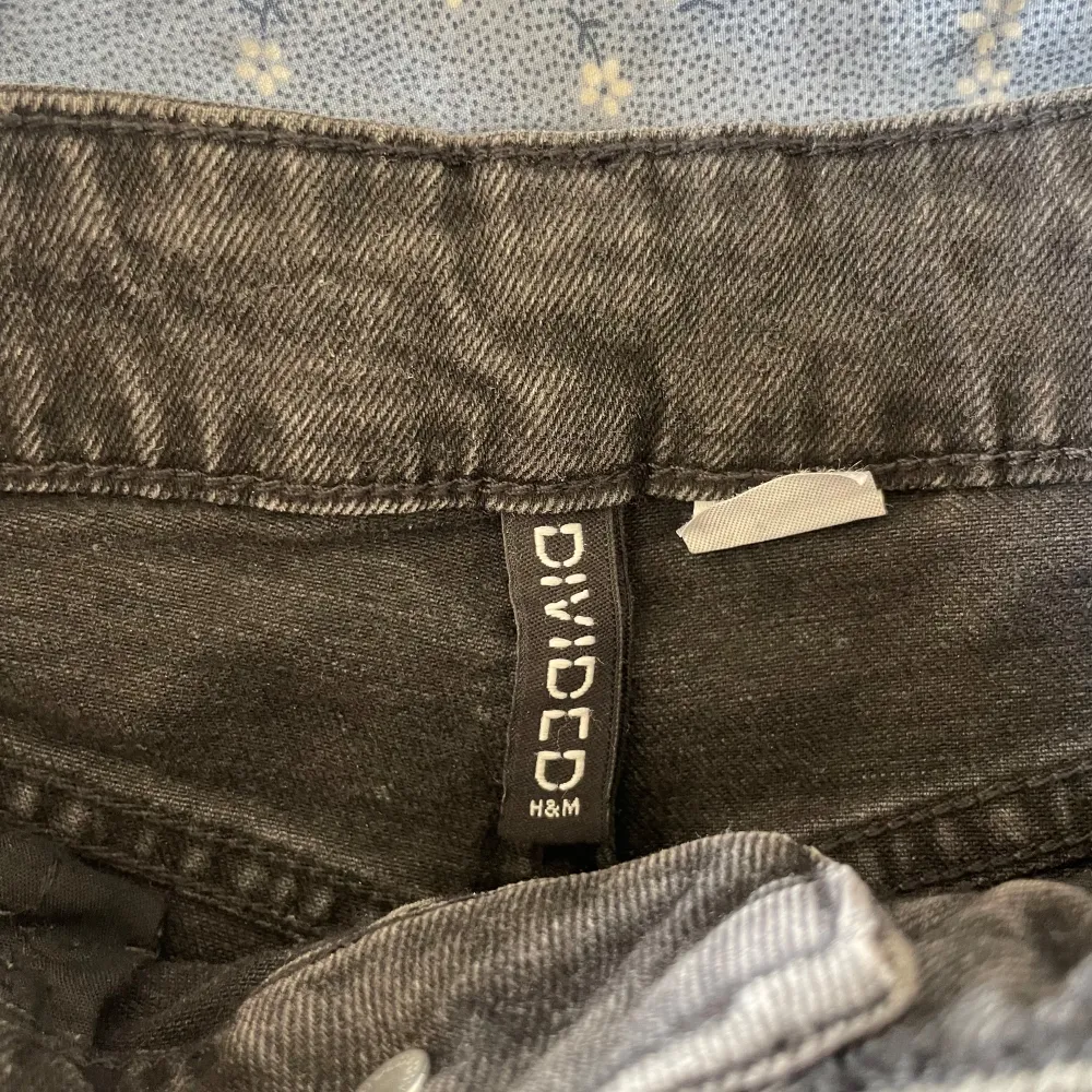 Svarta jeans shorts från HM, bra skick, storlek 34. Shorts.