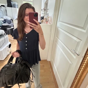 Fin marinblå blus  - Säljer denna gulliga marinblå blusen då den är lite stor och ej kommer till användning har några små defekter som knappt syns❣️ och priset går att diskutera!! Den är köpt second hand så vet ej vart den kommer ifrån