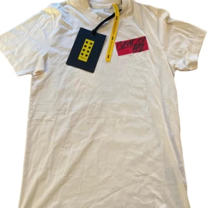 Moncler genius-1952 - Moncler genius 1952 Helt ny, med tags osv kvar (dswt) Helt oanvänd  Kvitto finns från butik  Storlek L- passar mig perfekt 185cm 80kg Unisex Väldigt exklusiv t shirt, finns inte många 