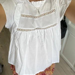 Vit blus med spetsdetaljer - Säljer en jättefin blus från Meet me There❤️ Superfint skick!