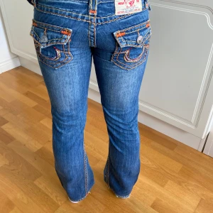 True religion low waist bootcut  - Skitsnygga true religion jeans, low waist bootcut i storlek 29. Midjemått 40 cm och innerbenslängd ca 73 cm