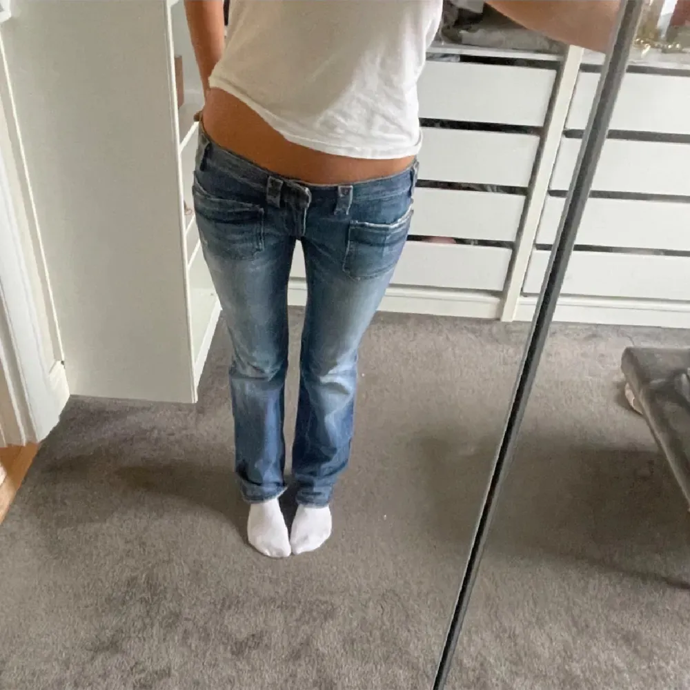 Supersnygga lågmidjade bootcut/utsvängda jeans. Pris kan diskuteras💗Bilderna är tagna från hon jag köpte av då dem inte passade på mig❤️❤️. Jeans & Byxor.