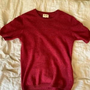 Soft goat tröja - INTRESSKOLL på denna jättefina cashmere t-shirt från soft goat i en vinröd. Använd men bra skick 💗 priset kan absolut diskuteras och kan komma med fler bilder 💕