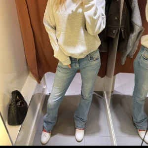 Diesel jeans - Diesel jeans, köpta från deras hemsida. Storlek 27. Så är långa i benen W 27 L 34. Sjukt snygga. Köpta för 2400 säljer för 550❤️