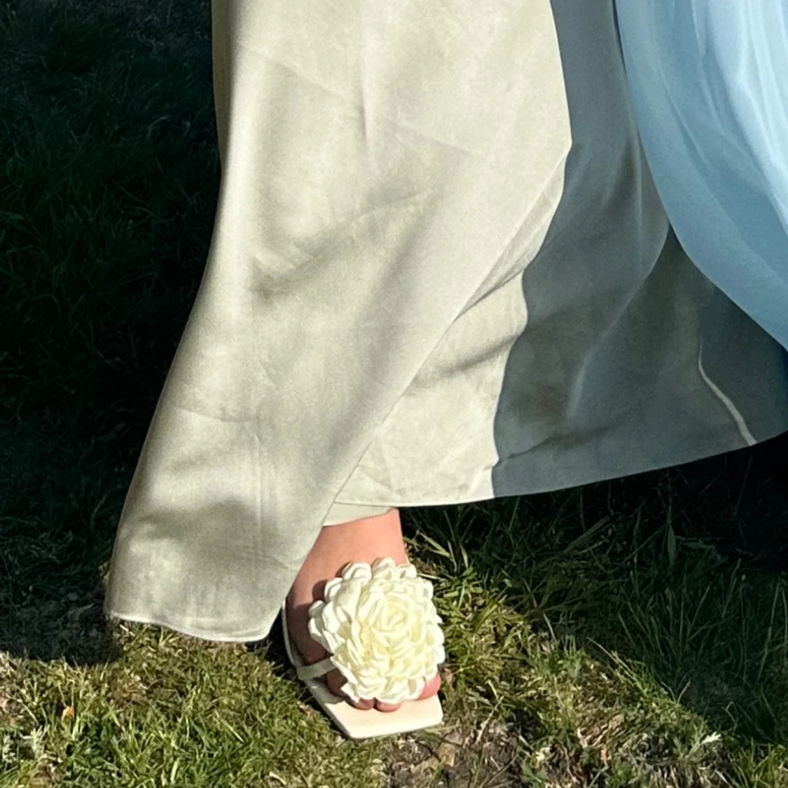 Klackskor med blomdetalj - 91