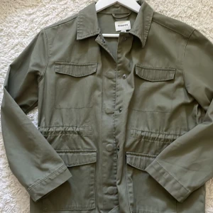 Grön vår jacka - Grön vår jacka, använd många gånger men syns inte på plagget💕öppen för prisförslag 