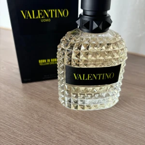 Valentino Born in Roma yellow dream - Säljer pga felköp! 100 ml  Kan tänka mig gå ner i pris vid snabb affär så förhandla gärna! 