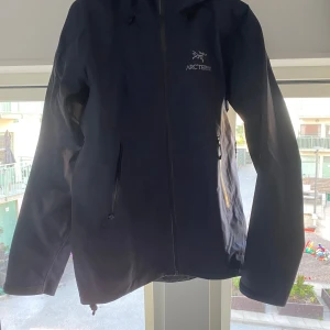 Arcteryx regn/skidjacka - Säljer min arcteryx jacka i storlek S  Använd under en vintersäsong men har mycket mer att ge, har två små supersmå repor på ryggen( kan skicka bild om man vill)  Säljer pågrund av att den är lite för liten   Nypris 4700kr