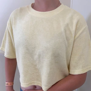 T-shirt - (Färgen är gulare i verkligheten) Croppad kortärmad tröja i ”handduksmaterial”. Använd någon enstaka gång. Perfekt på stranden!! 