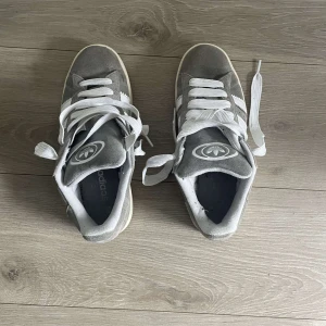 Adidas campus - Säljer nu dessa populära adidas campus i väll skick, dom är använda ett flertal gånger men ser ändå bra ut. Pris kan diskuteras vid snabb affär!