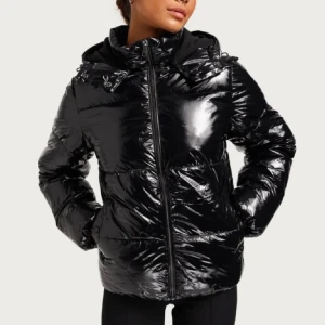 Vinter/höst jacka  - Skit snygg jacka från Nelly endast ett fåtal gånger då den inte var något för mig, den har inga defekter och är i ny skick💕💖första bilden är lånad!