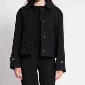 Kappa - Jätte fin kappa i storlek S som är helt ny och aldrig kommit till användning! Säljer för 200kr!🩷