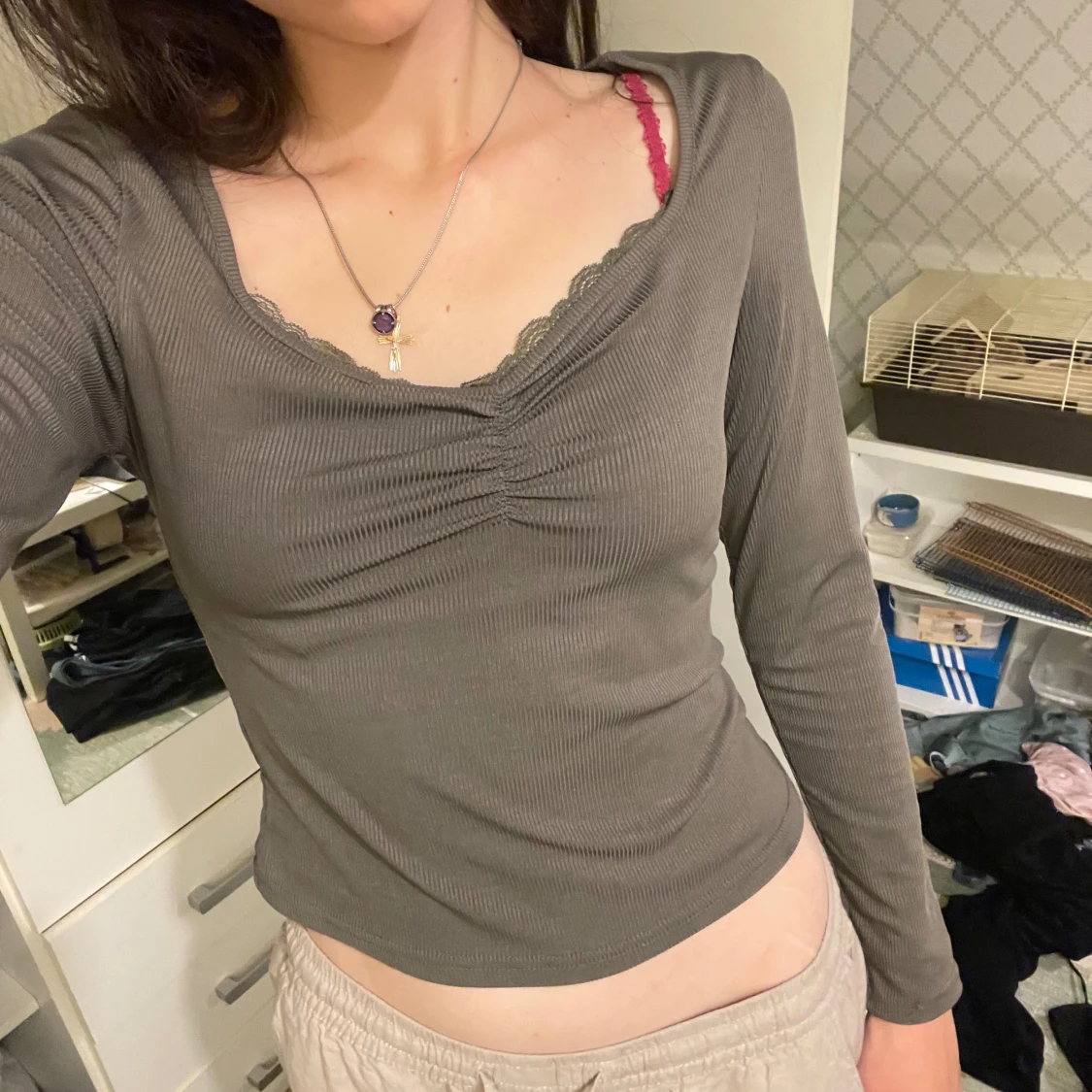 Grå långärmad topp med v-ringning - 91