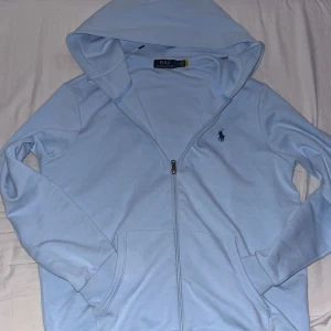 Polo Raulph kofta EJ ANVÄND - Baby blue tväääär snygg o skön kofta av bästa material, ej använd bara testad. 