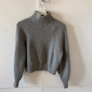 Stickad polotröja  - Säljer en grå stickad polotröja från H&M. Tröjan är använd ca 2 gånger och är i väldigt bra skick😊