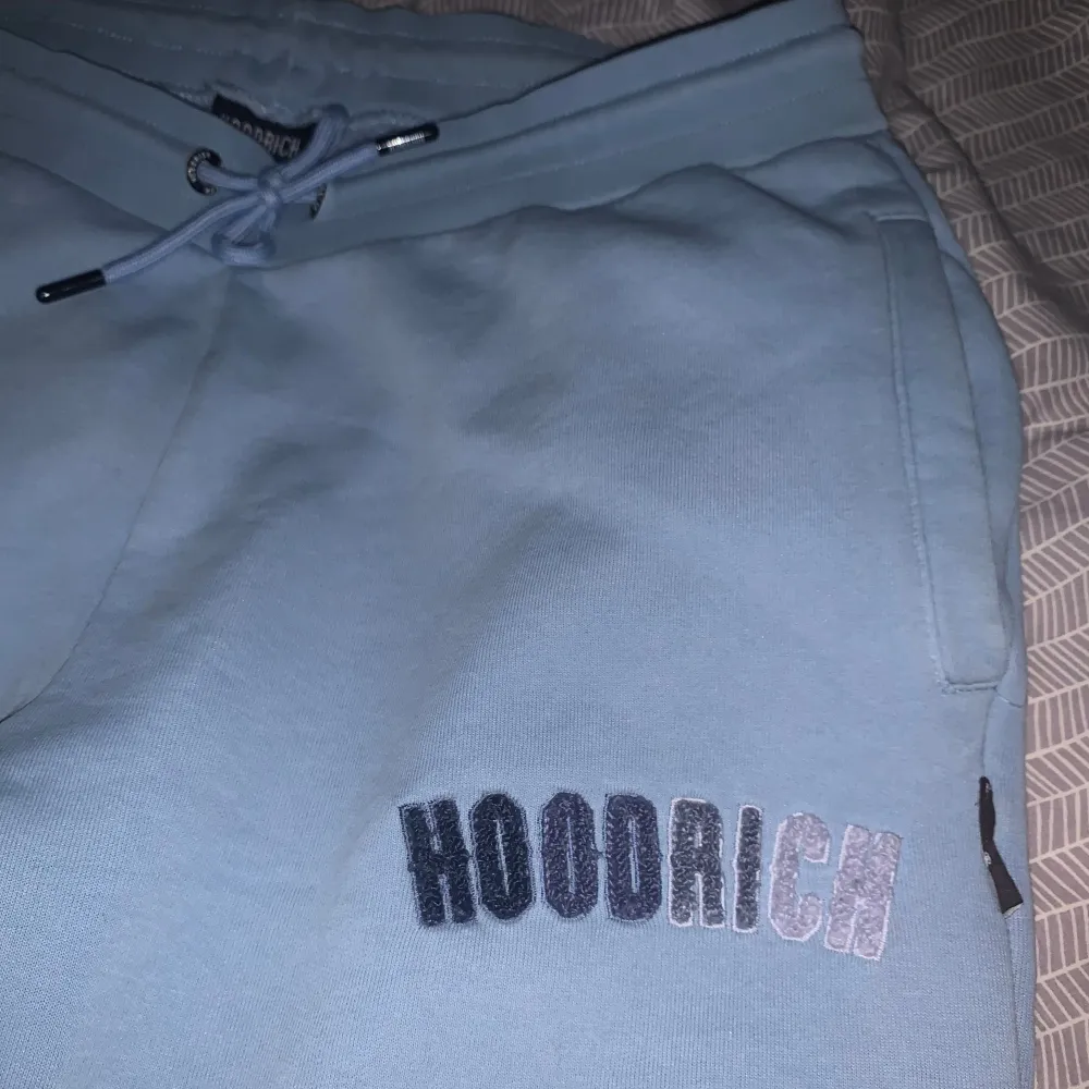 Hoodien är storlek M och byxorna är storlek L. Färgen är ljusblå och skicket på setet är okej! Finns några små fläckar som man knappt märks av!. Hoodies.