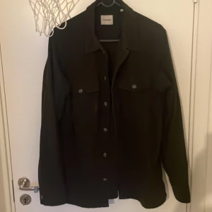 Jack&Jones overshirt - Säljer en Jack&Jones overshirt då jag inte använder den längre Lite slitage av användning men den är hel Köpte den sommaren 2022 Priset går att diskutera Mvh