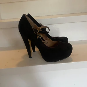 Pumps - Svarta pumps med remmar framtill. Oanvända! 