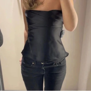 Topp - Säljer denna superfina topp från zara då den inte kommer till användning. Helt ny och aldrig använd❤️skriv för mer bilder, pris kan diskuteras 