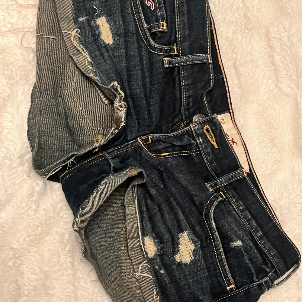 Jättefina korta jeansshorts från hollister i storlek 00 w 23, midjemåttet rakt över är 37cm och de passar mig som brukar ha 32/34 i jeans🩷(priset är diskuterbart). Shorts.