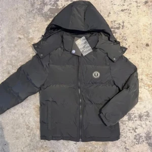 Äkta Trapstar Jacka - Säljer en vinterjacka som jag köpte för 3 vintrar sedan, men den har bara legat i garderoben och aldrig blivit använd. Jackan är i storlek S och i perfekt skick, som ny. Digitalt kvitto finns om det behövs. Köpare står för frakt  Möts upp gbg