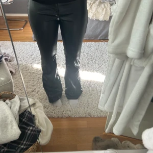Skinn boot cut byxor - Från hm, bra skick och som en 36. Bra längd på mig som är 1,69❤️