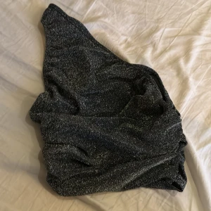 Glittrig topp - Säljer för får ingen användning av den/ aldrig använd , Nypris 100kr