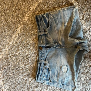 Lågmidjade jeansshorts - Lågmidjade jeansshorts med slitningar! Så snygga 